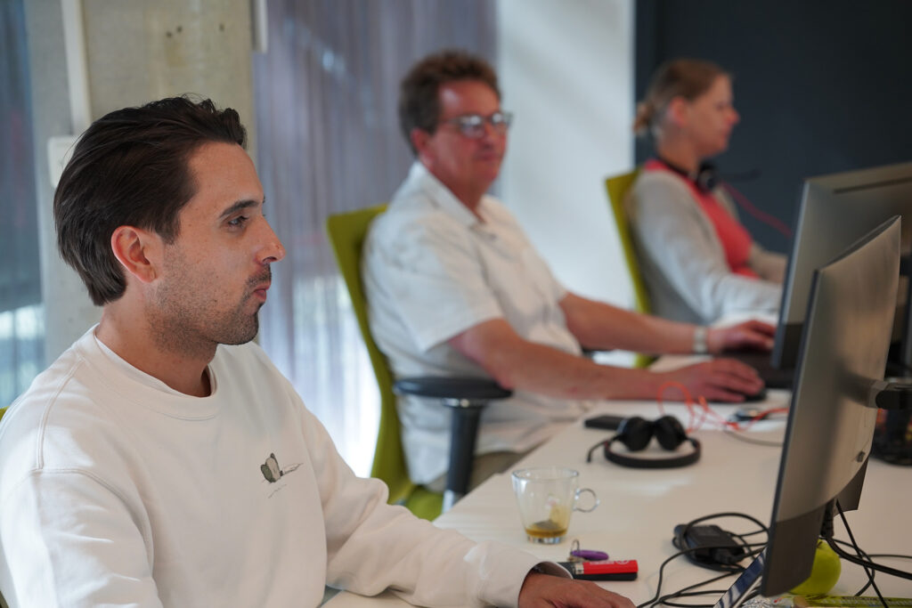 Medewerkers BCT achter computer