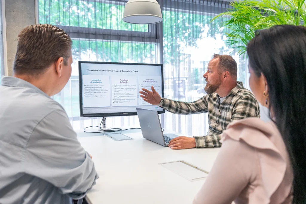 Medewerkers BCT bespreken voordelen archiveren van Teams informatie in Corsa: voordelen eindgebruiker, voordelen beheerder en voordelen archiefmedewerker