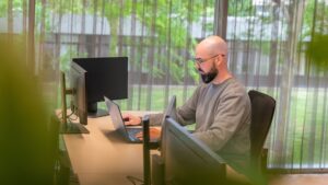 Medewerker aan het werk op laptop achter een bureau