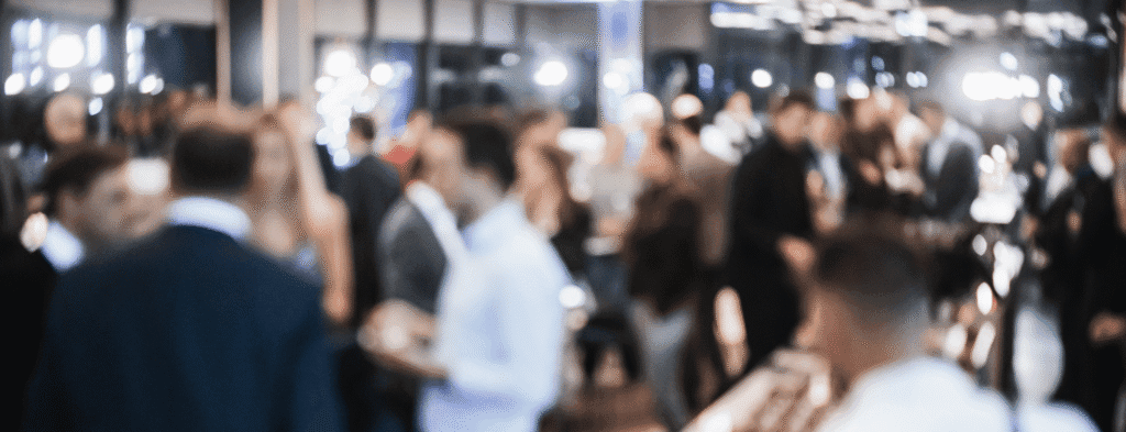 Wazig beeld van pratende mensen die in groepjes koffie drinken